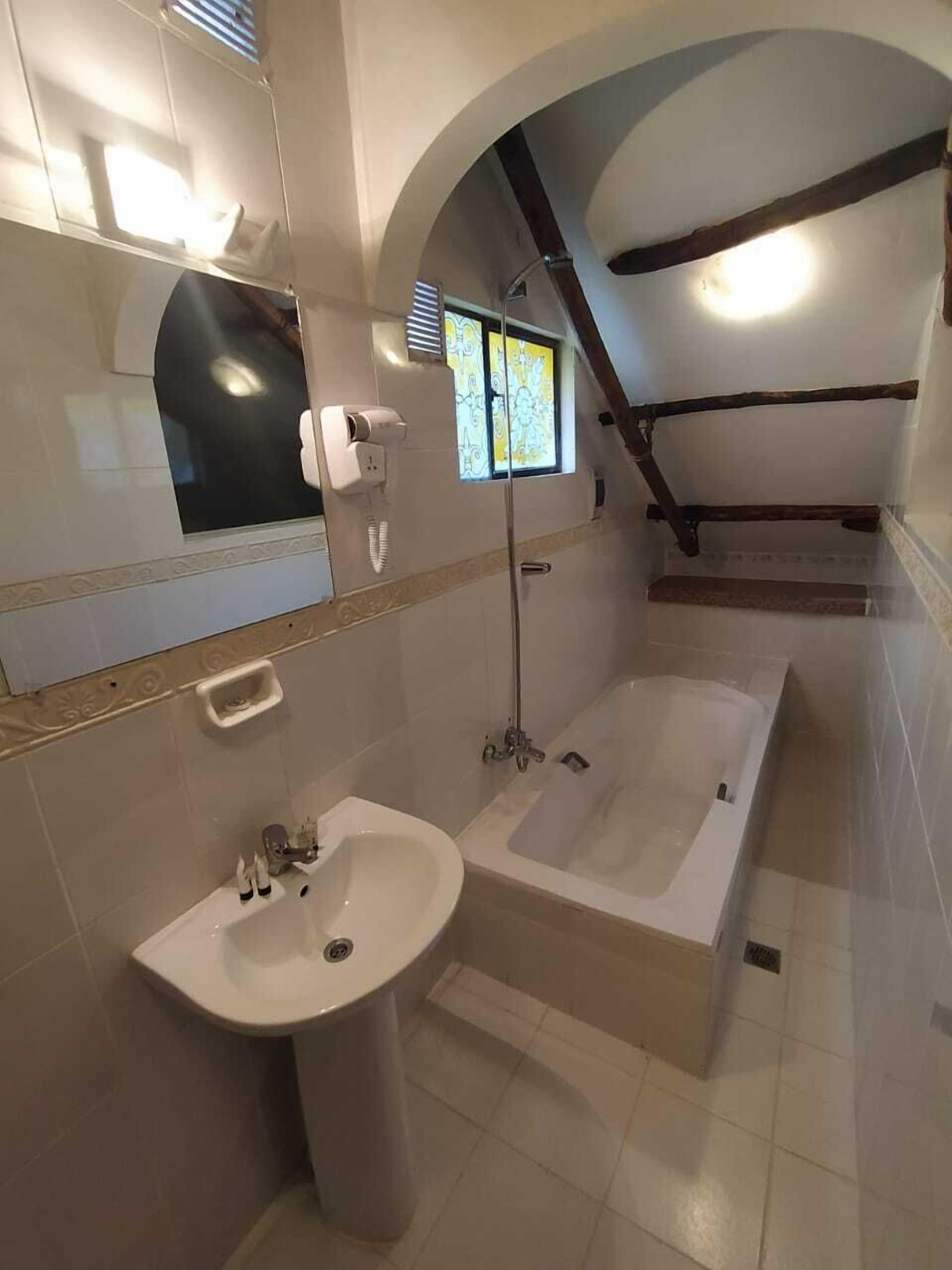 executive suite, 1 queen bed | minibar, in-room safe, desk, laptop workspace