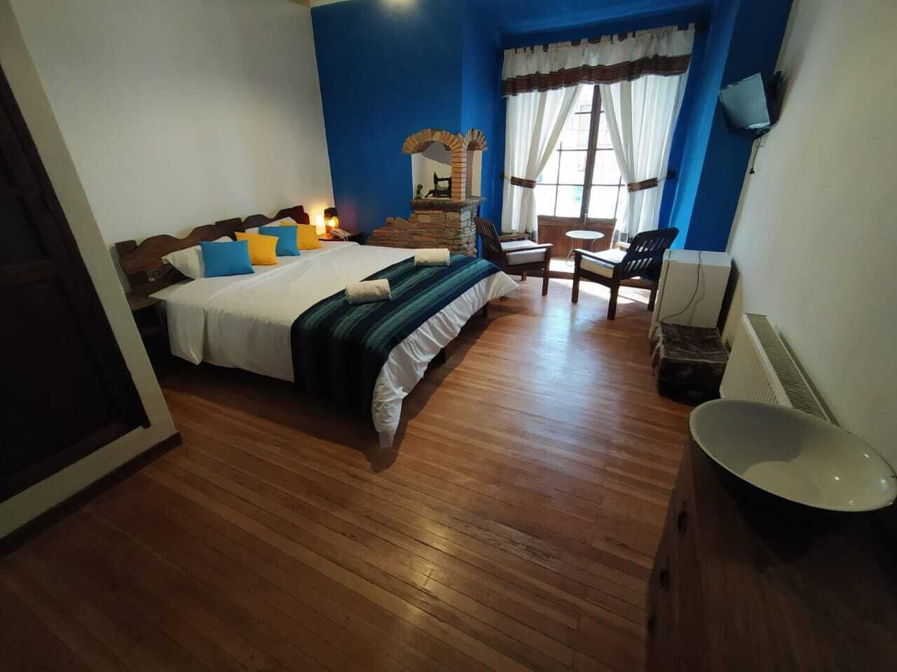 standard double room, 1 queen bed | minibar, in-room safe, desk, laptop workspace