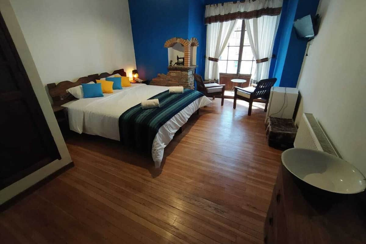 standard double room, 1 queen bed | minibar, in-room safe, desk, laptop workspace