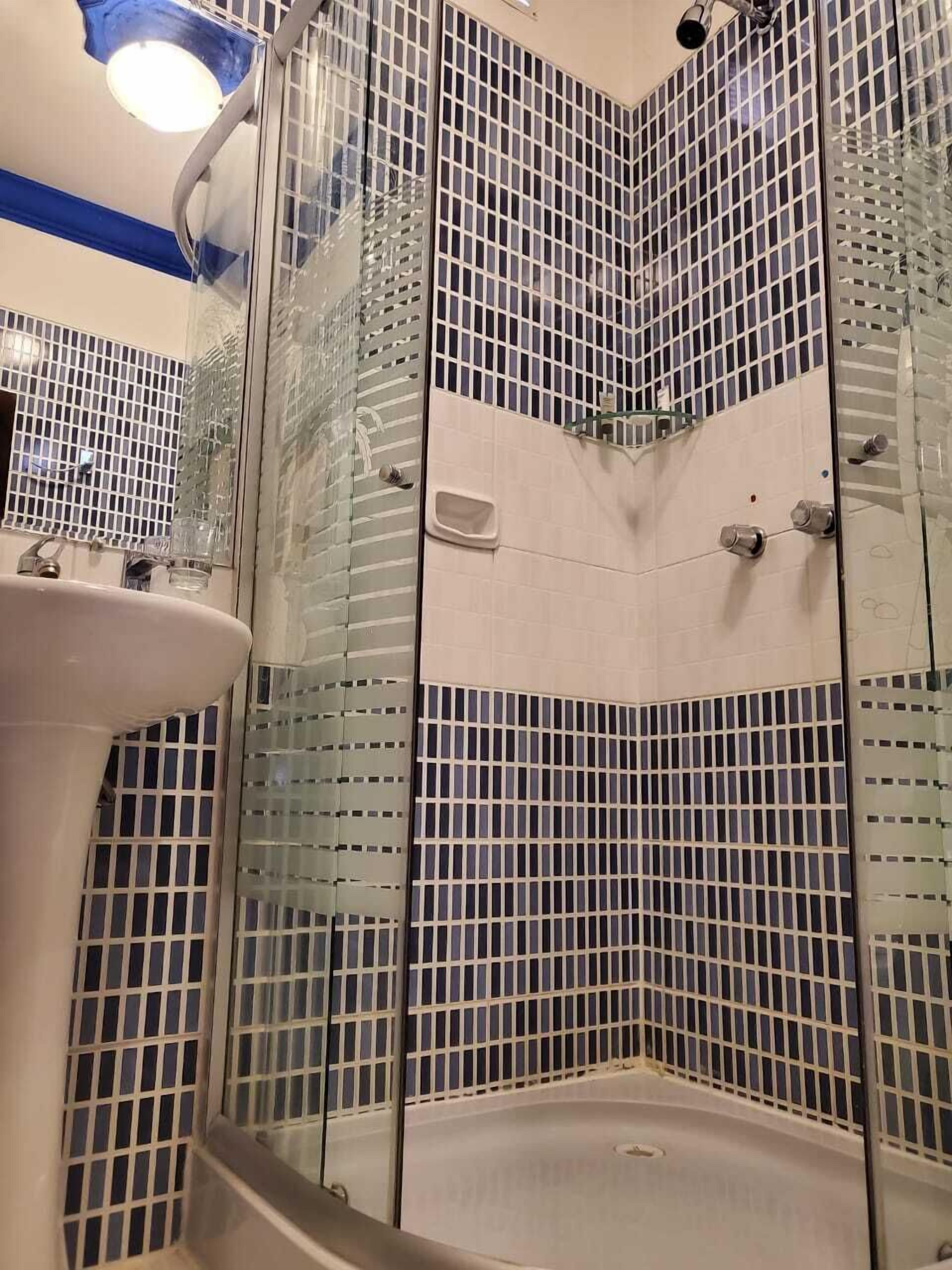 standard double room, 1 queen bed | bathroom | shower, hair dryer, towels