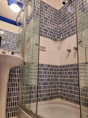 Standard Double Room, 1 Queen Bed | Bathroom | Shower, free toiletries, hair dryer, towels - Casa de Piedra Hotel Boutique (La Paz)