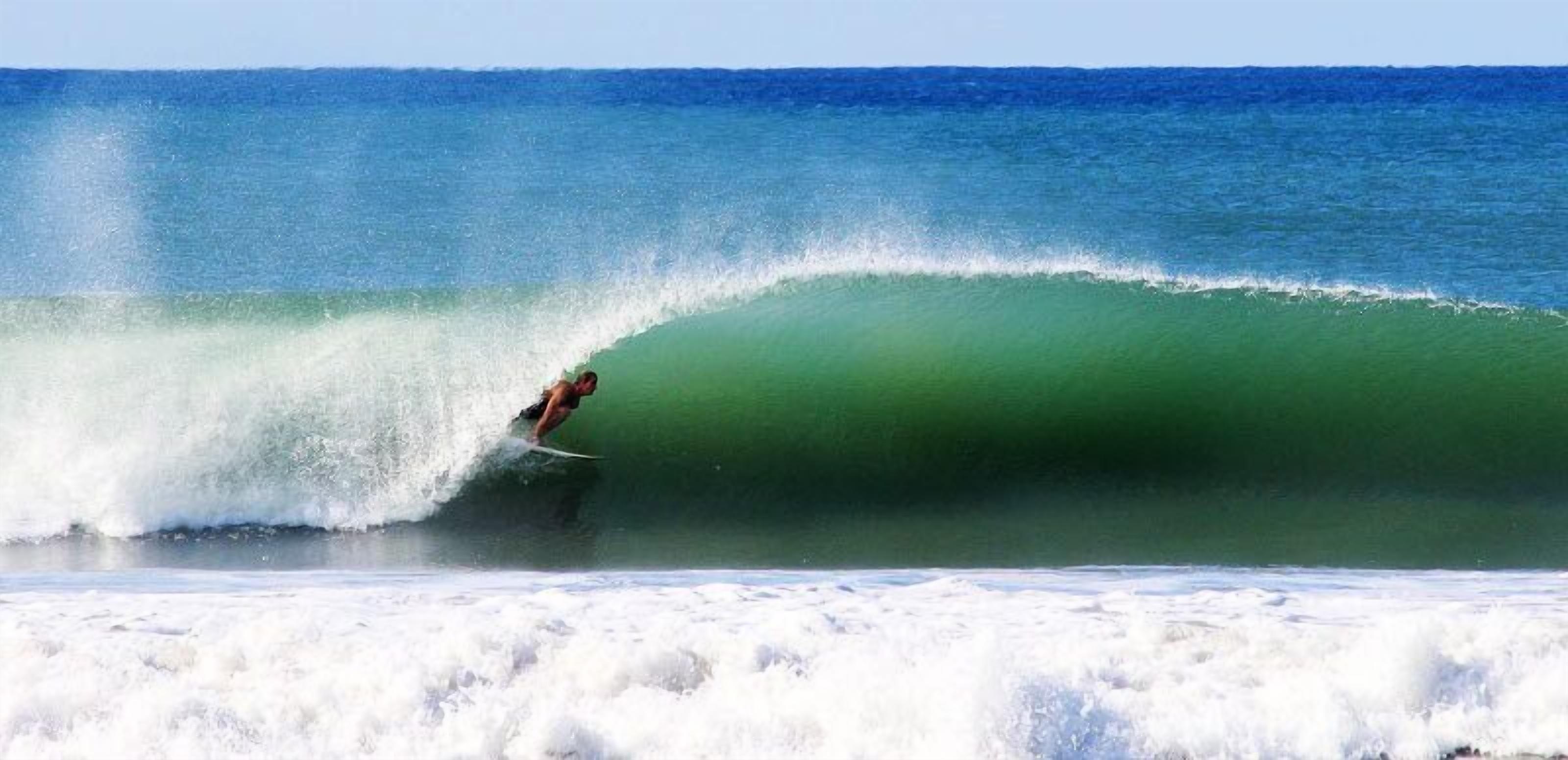 Um surfista surfando uma onda grande.