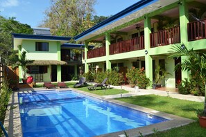Outdoor pool - Mavi Surf Hotel (Bahía Ballena)