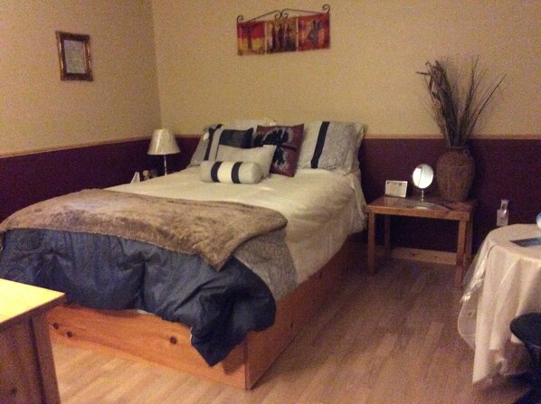 Standard Room, 1 Double Bed | 1 bedroom, premium bedding, soundproofing, rollaway beds