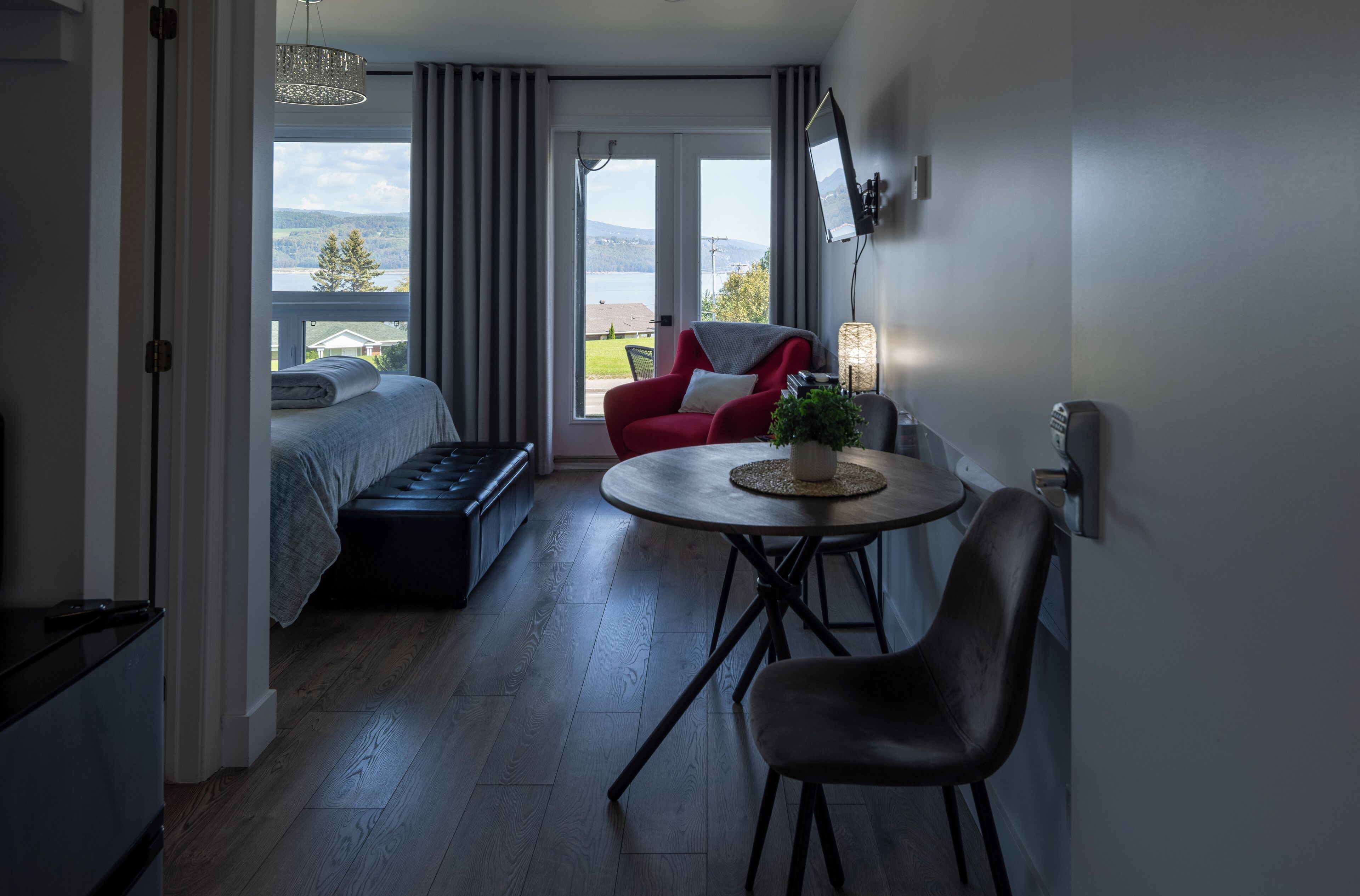 Chambre Deluxe, 1 très grand lit, vue fleuve | Coin séjour | Télévision à écran plat