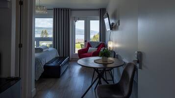 Chambre Deluxe, 1 trÚs grand lit, vue fleuve | Coin séjour | Télévision à écran plat