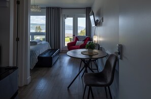 Deluxe Room, 1 King Bed, River View | Living area | Flat-screen TV - Motel le Point de Vue (La Malbaie)