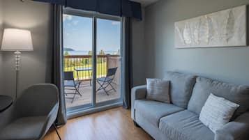 Habitación superior, 1 cama de matrimonio grande | Zona de estar | Una televisión de pantalla plana