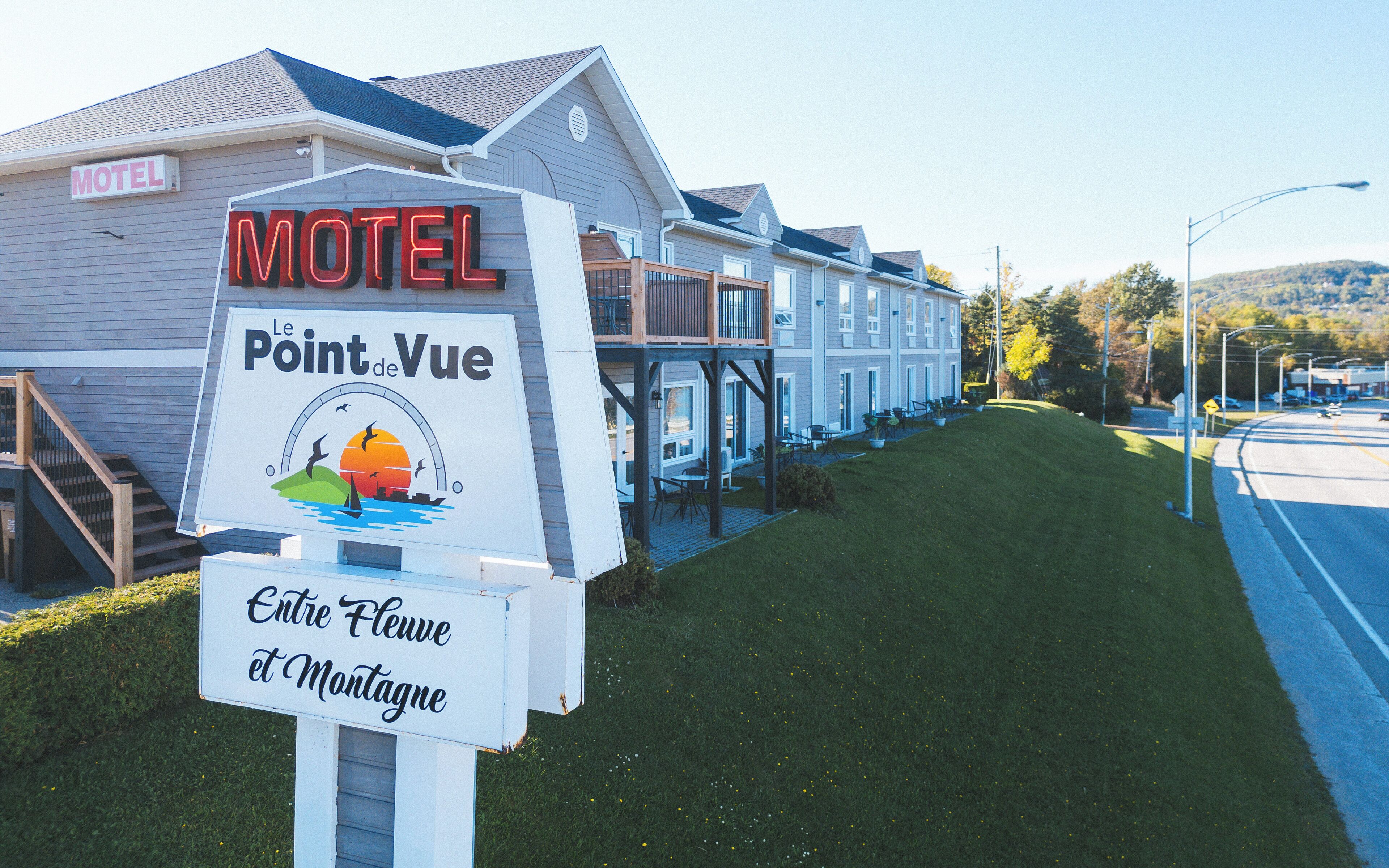 A motel sign with 'Motel' and 'Le Point de Vue' written on it.