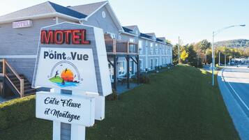 A motel sign with 'Motel' and 'Le Point de Vue' written on it.