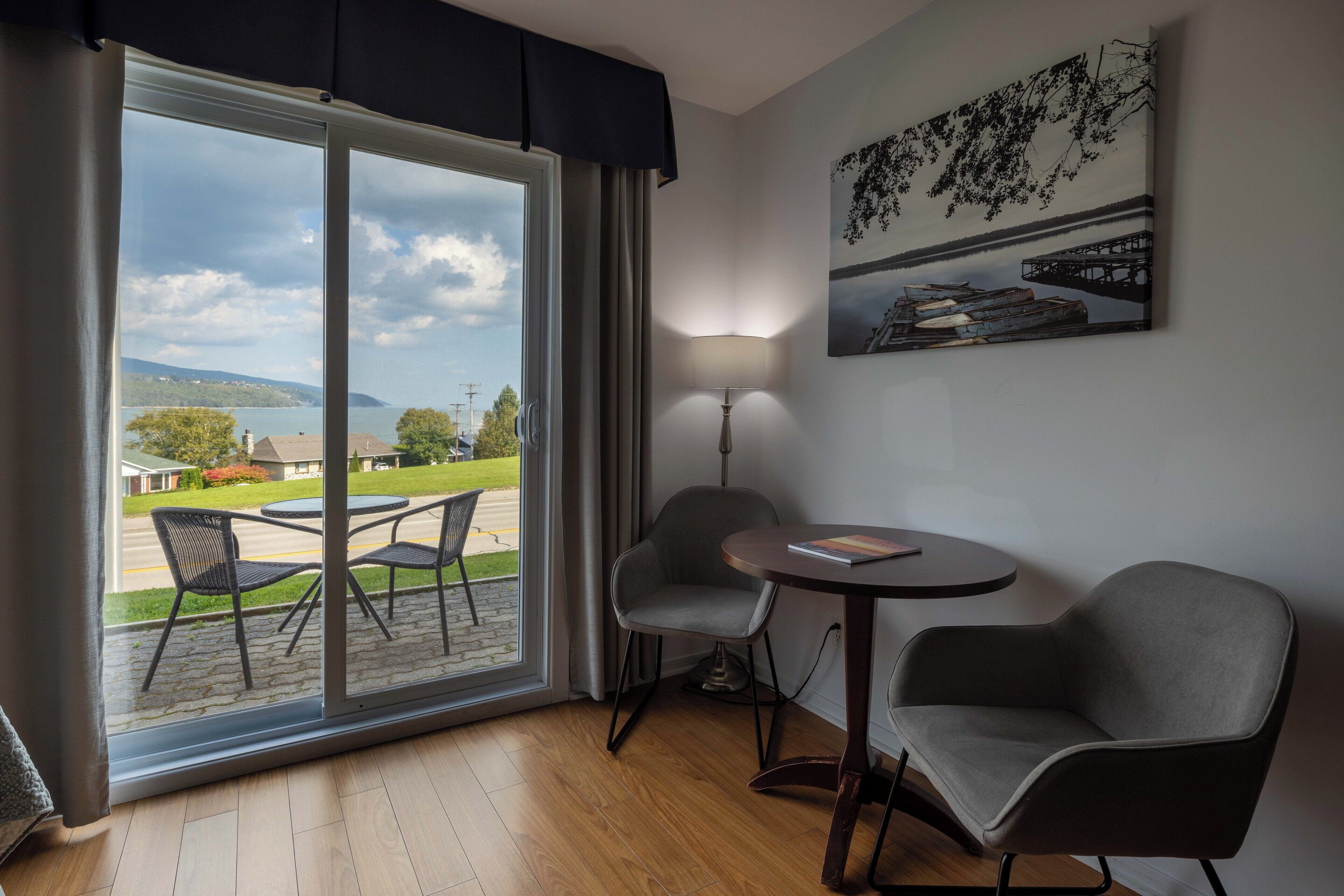 Standard Room, 2 Queen Beds | Living area