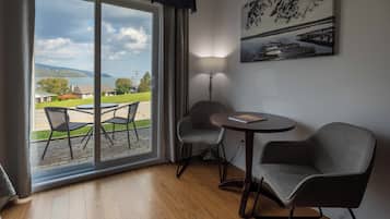 Standard Room, 2 Queen Beds | Living area