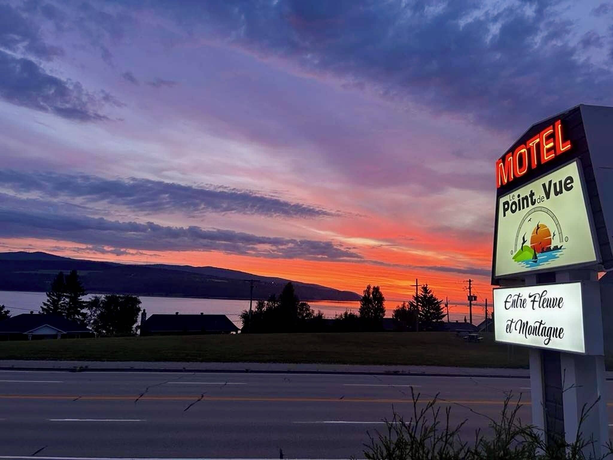 Un letrero de motel con la leyenda 'Motel Le Point de Vue' y 'Entre Fleuve y Montaña'.