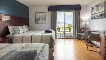 Habitación estándar, 2 camas de matrimonio | Escritorio, espacio para trabajar con un portátil, cortinas opacas