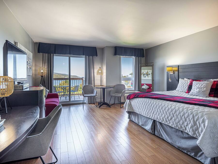 Escritorio, espacio para trabajar con laptop y cortinas blackout