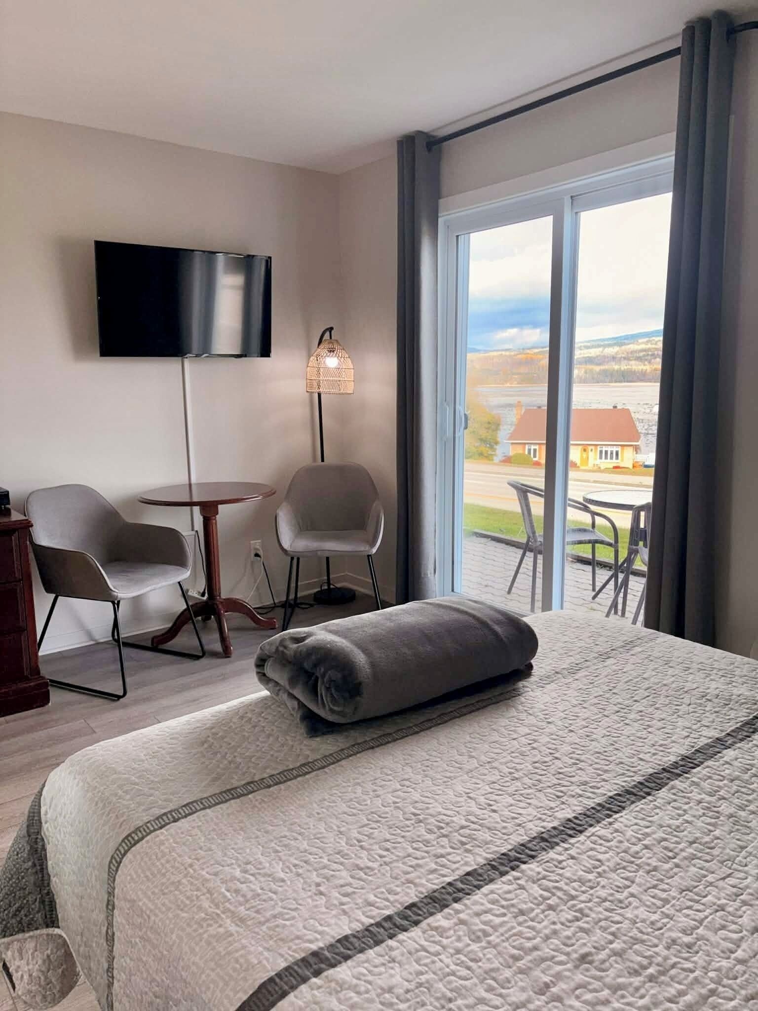 Standard Δωμάτιο, 1 Queen Κρεβάτι, Θέα στο Ποτάμι | Περιοχή καθιστικού | Τηλεόραση με επίπεδη οθόνη