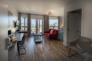 Desk, laptop workspace, blackout curtains, soundproofing - Motel le Point de Vue (La Malbaie)