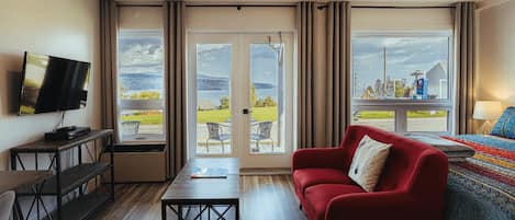 Habitación Deluxe, 1 cama King size, vista al río | Escritorio, espacio para trabajar con laptop y cortinas blackout