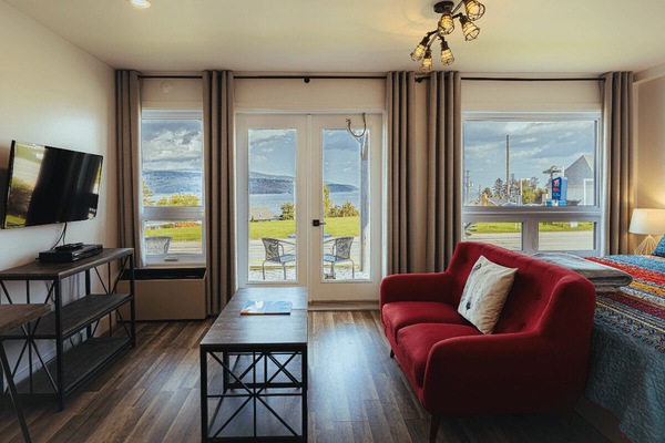 Deluxe Room, 1 King Bed, River View | Desk, laptop workspace, blackout drapes, soundproofing