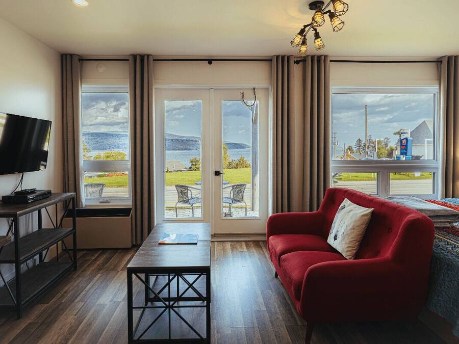 Deluxe Room, 1 King Bed, River View | Desk, laptop workspace, blackout drapes, soundproofing