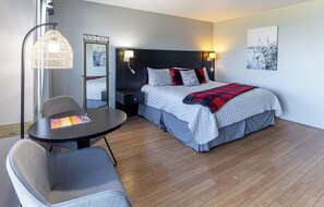 Deluxe Room, 1 King Bed, River View | Desk, laptop workspace, blackout curtains, soundproofing - Motel le Point de Vue (La Malbaie)
