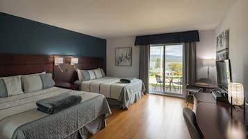 Standaard kamer, 2 queensize bedden | Een bureau, een laptopwerkplek, verduisterende gordijnen