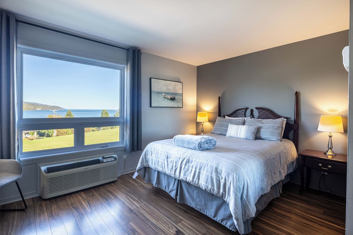 Habitación estándar, 1 cama Queen size, vista al río | Escritorio, espacio para trabajar con laptop y cortinas blackout