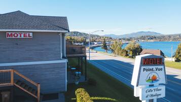 Un motel con un cartel que indica 'Le Pointe Vue de la Montagne' y 'Entorno de río y montaña'.