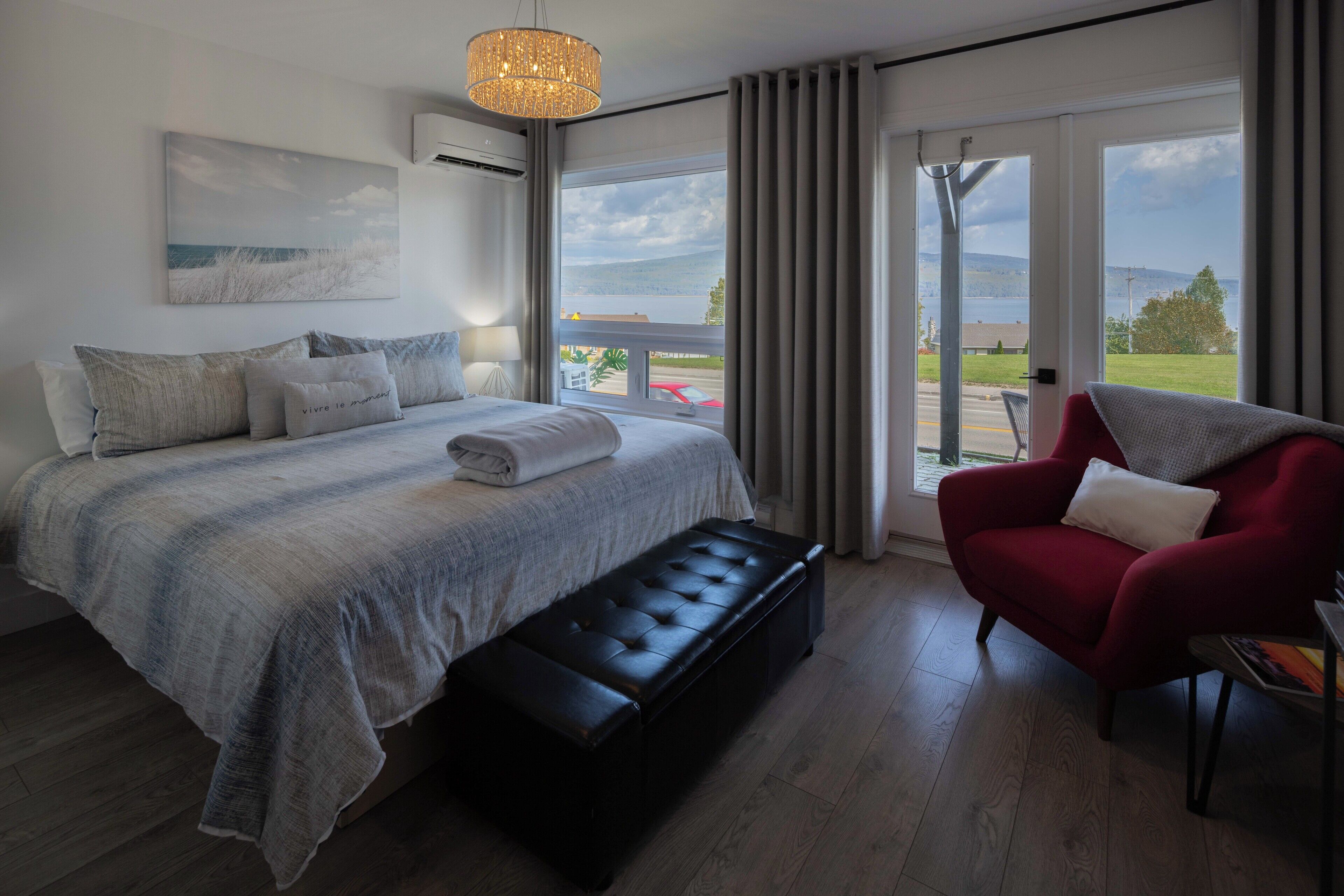 Deluxe Room, 1 King Bed, River View | Desk, laptop workspace, blackout drapes, soundproofing