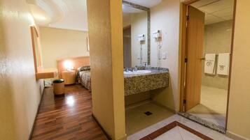 Regadera, amenidades de baño gratuitas, secadora de cabello, toallas
