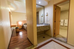 Regadera, amenidades de baño gratuitas, secadora de cabello, toallas 