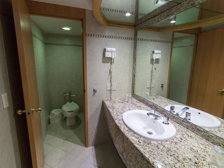 Ducha, artículos de tocador gratuitos, secador de pelo, toallas