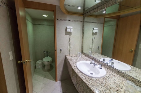 Doccia, set di cortesia gratuito, asciugacapelli, asciugamani. Hotel Atlante