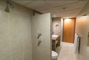Een douche, gratis toiletartikelen, een haardroger, handdoeken
