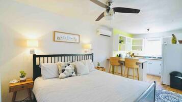 Studio, 1 King Bed with Sofa bed | Premium bedding, iron/ironing board, free WiFi