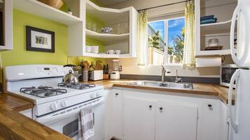 Estudio, 1 cama King size y sofá cama | Cocina privada | Refrigerador, microondas, horno y parrilla de estufa