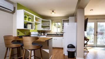 Estudio, 1 cama King size y sofá cama | Servicio a la habitación