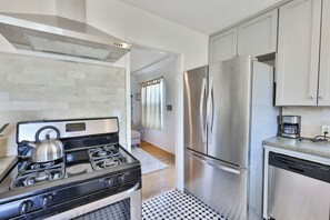 Condo, 1 Queen Bed | Private kitchen | Fridge, microwave, oven, stovetop - Hipster Haven (San Diego)