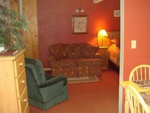 Studio Suite, 1 Queen Bed with Sofa bed | Desk, iron/ironing board, WiFi (free) - Butch Cassidy Suites (Deadwood)