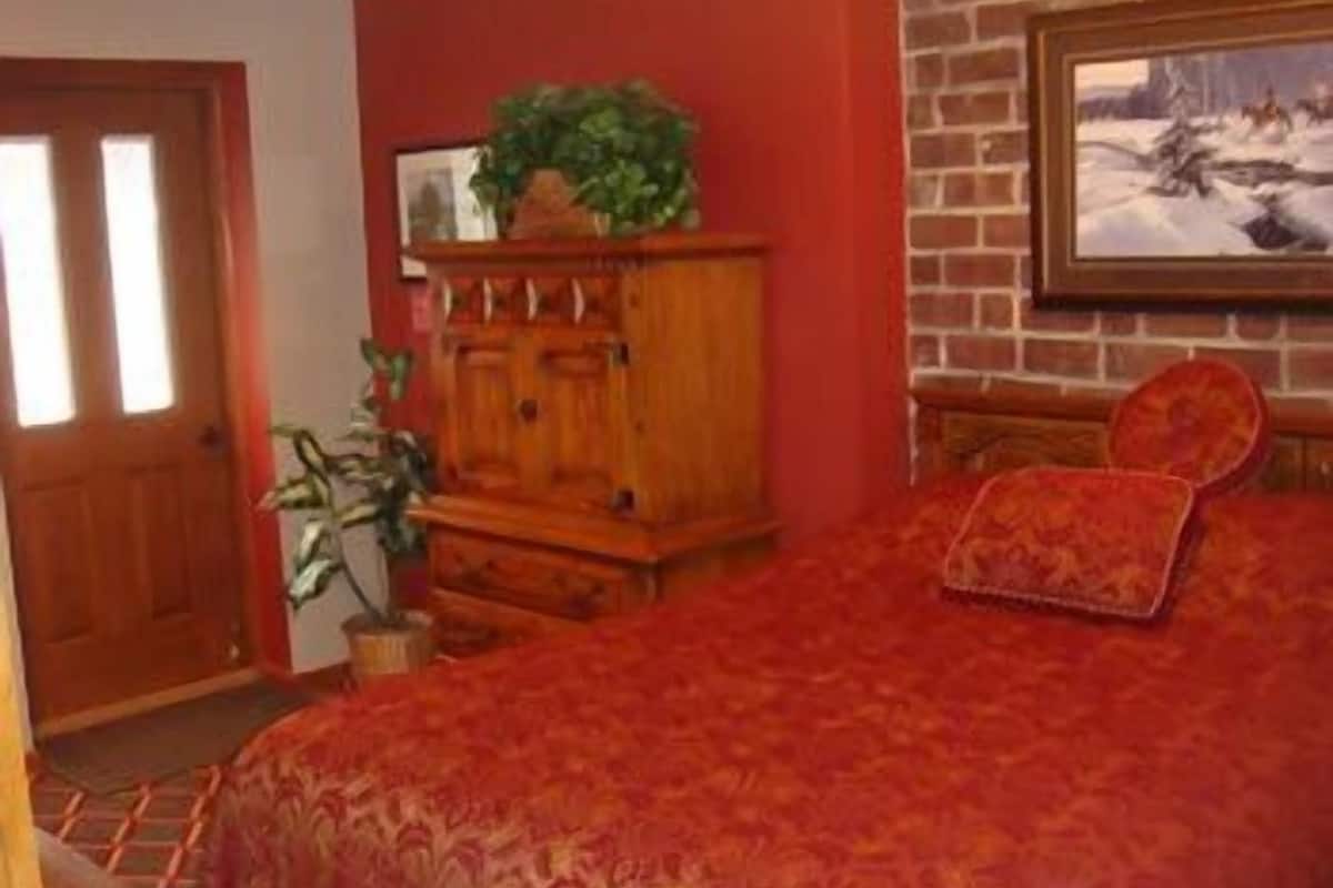 Luxury Suite | Desk, iron/ironing board, free WiFi