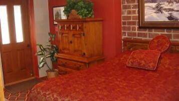 Luxury Suite | Desk, iron/ironing board, free WiFi