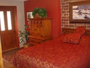 Luxury Suite | Desk, iron/ironing board, free WiFi - Butch Cassidy Suites (Deadwood)