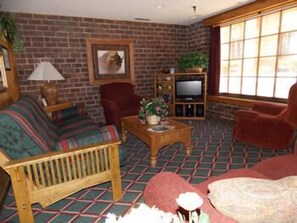 Luxury Suite | Living room | Flat-screen TV - Butch Cassidy Suites (Deadwood)