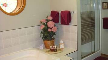 Luxury Suite | Jetted bathtub
