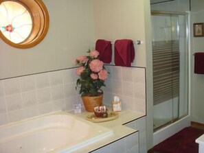 Luxury Suite | Jetted bathtub