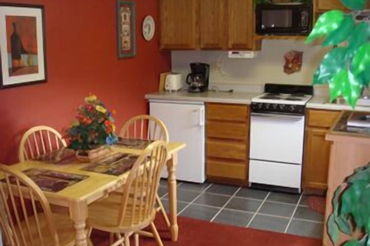Studio Suite, 1 Queen Bed with Sofa bed | Private kitchen | Coffee/tea maker, microwave, stovetop
