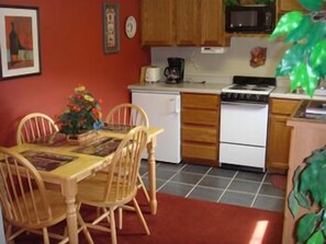 Studio Suite, 1 Queen Bed with Sofa bed | Private kitchen | Coffee/tea maker, microwave, stovetop - Butch Cassidy Suites (Deadwood)