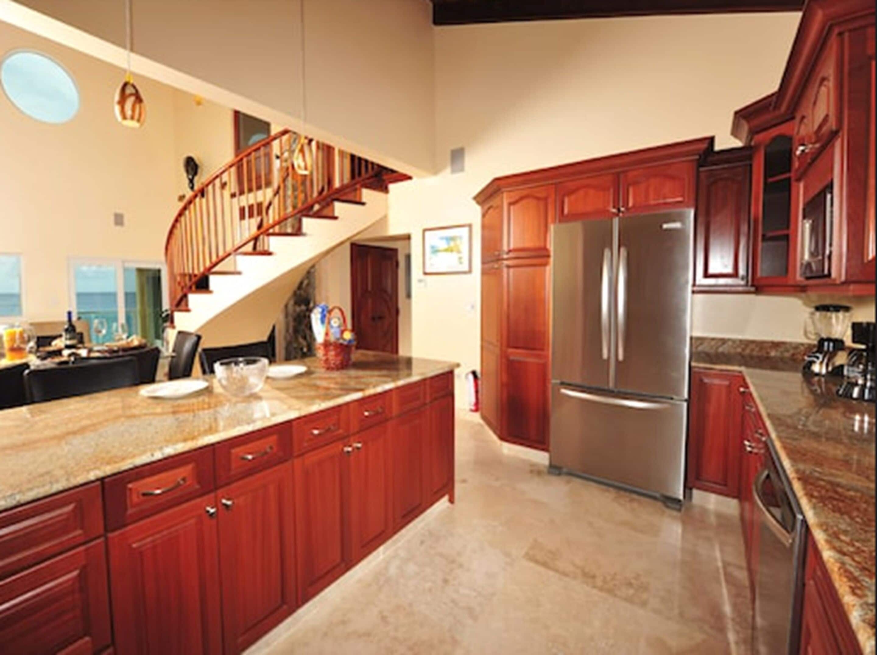 Svit Deluxe - 3 sovrum | Eget kök | Stort kylskåp, mikrovågsugn, spishäll och diskmaskin