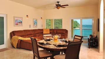 جناح ديلوكس - غرفتا نوم | منطقة المعيشة | تلفزيون بشاشة مسطحة بحجم 42-بوصة يعرض قنوات فضائية، تلفزيون