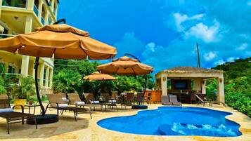 Piscine extérieure, parasols de plage, chaises longues
